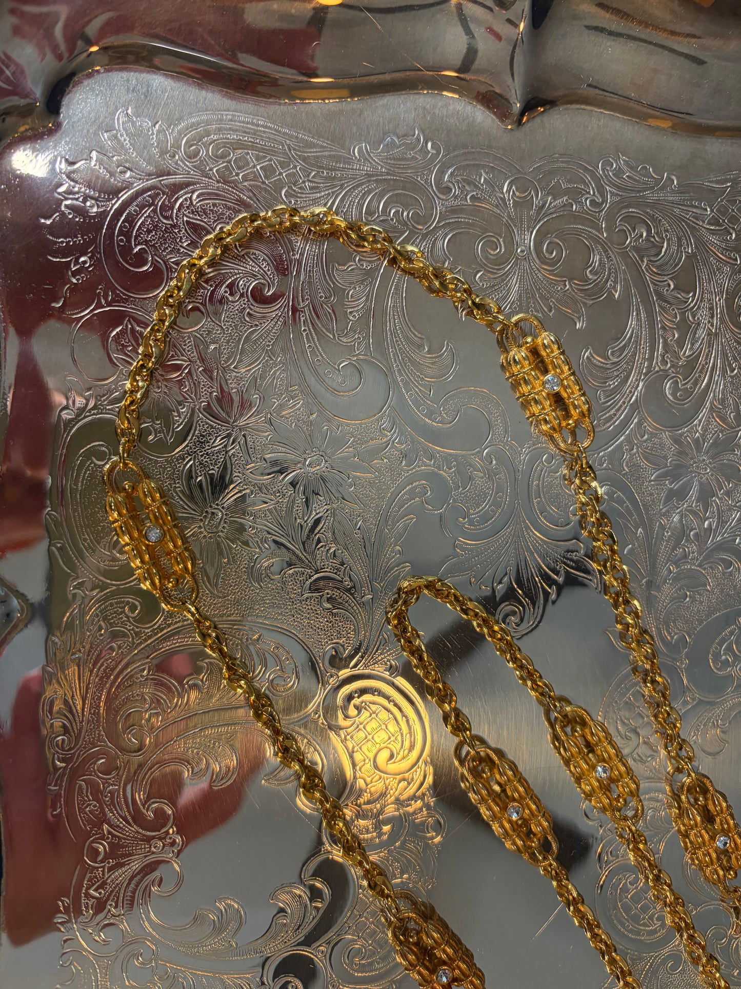 Gorgeous Jacqueline Kennedy paper link style gold necklace!