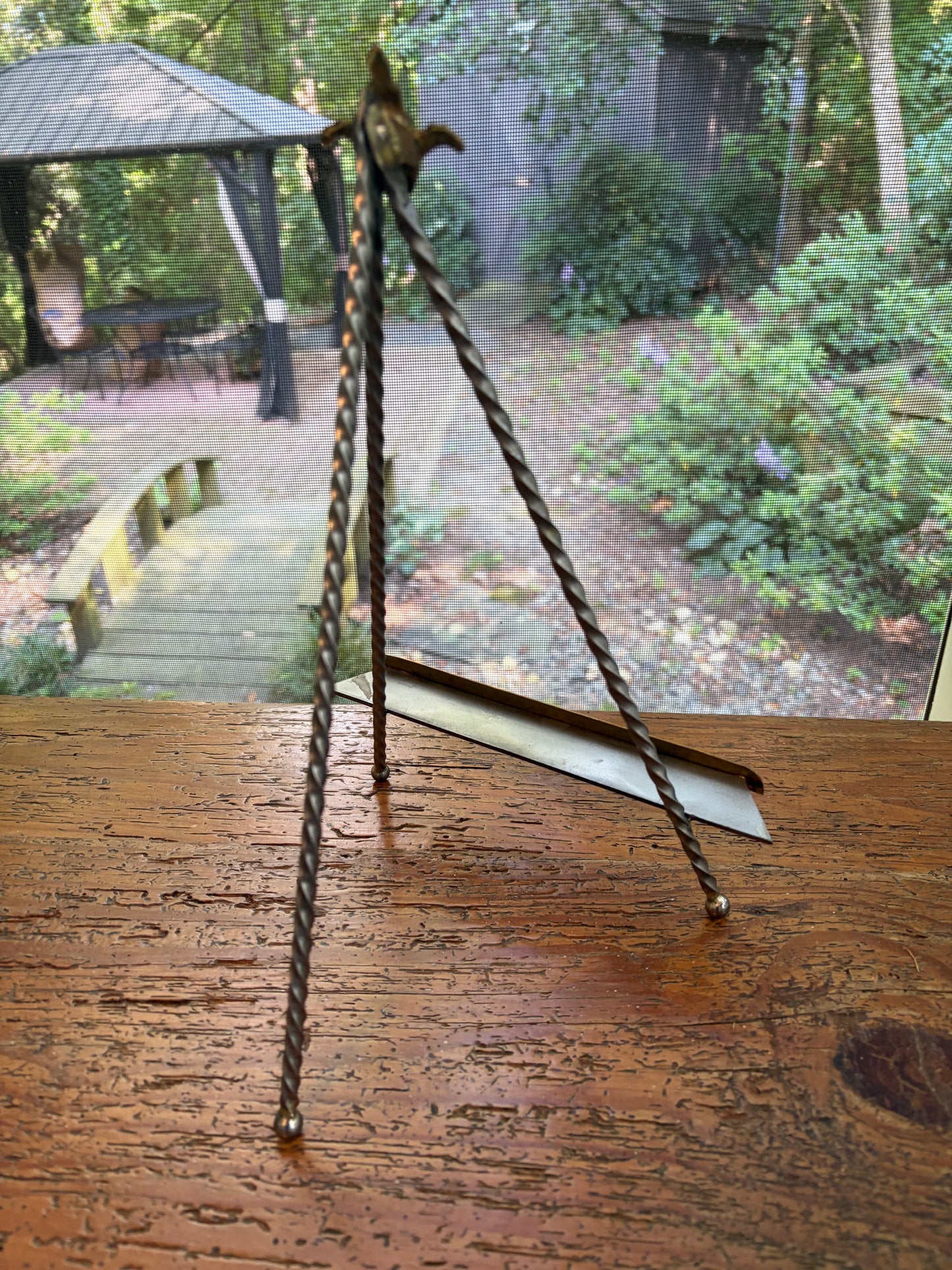 Lovely Italian brass and metal stand!