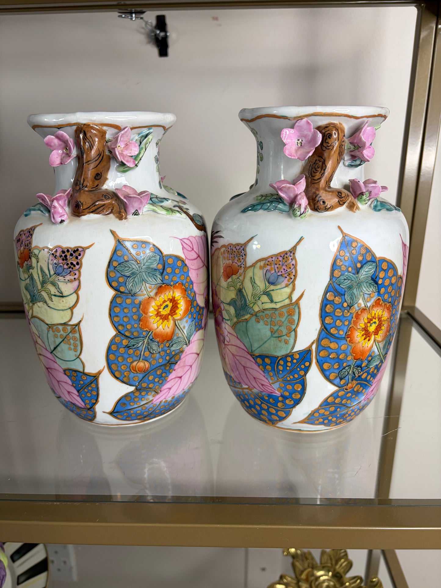 Stunning Tobacco Leaf vases pair with raised flowers! As is!