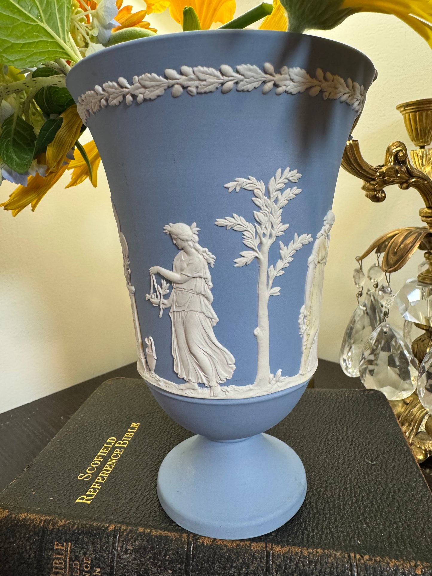 Wedgwood lavender and white beautiful vase urn 7.5”