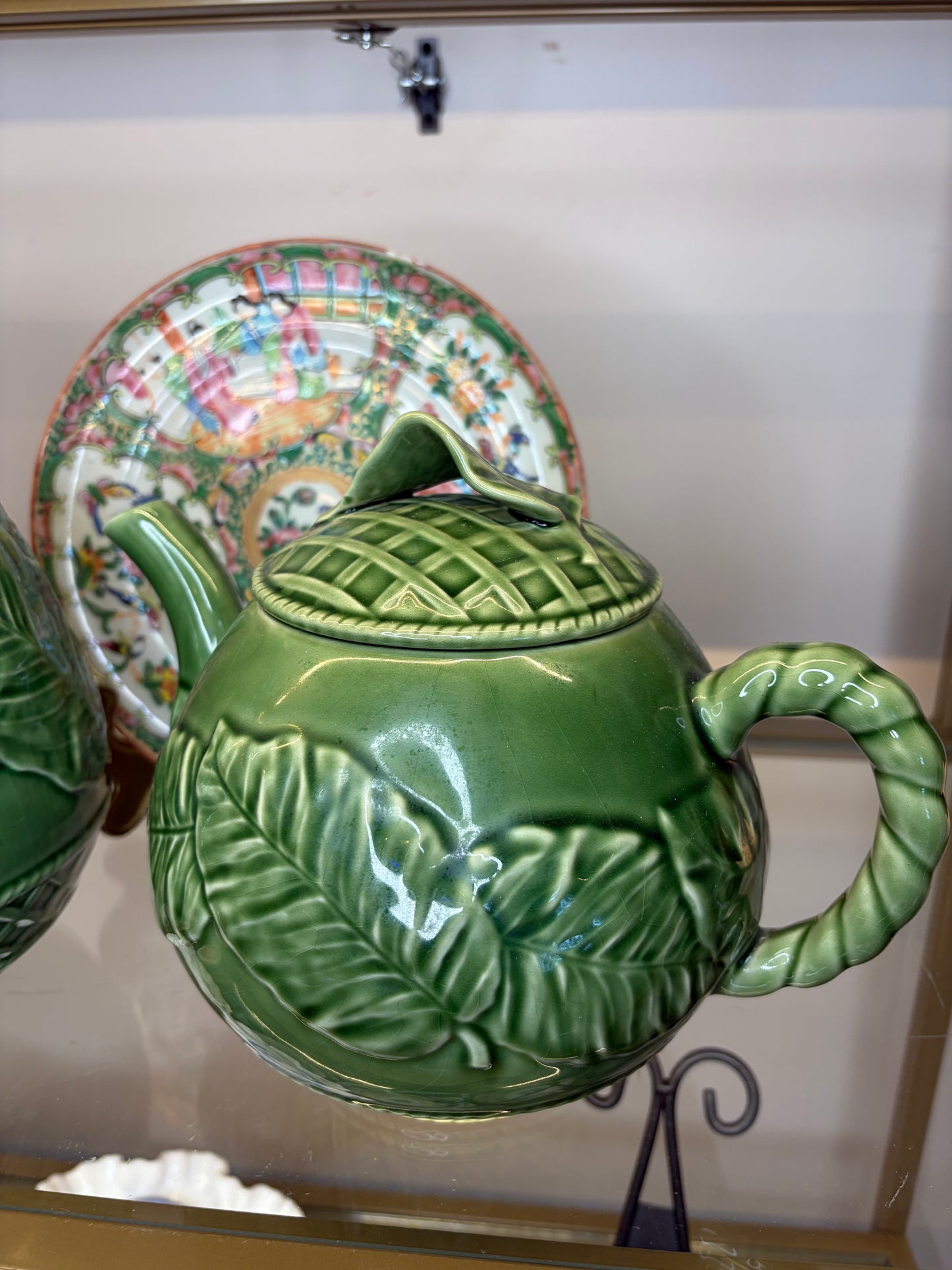 Bordallo green teapot with raised leaf lid!
