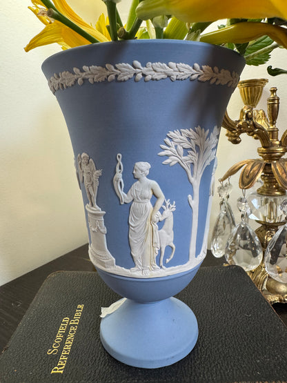 Wedgwood lavender and white beautiful vase urn 7.5”