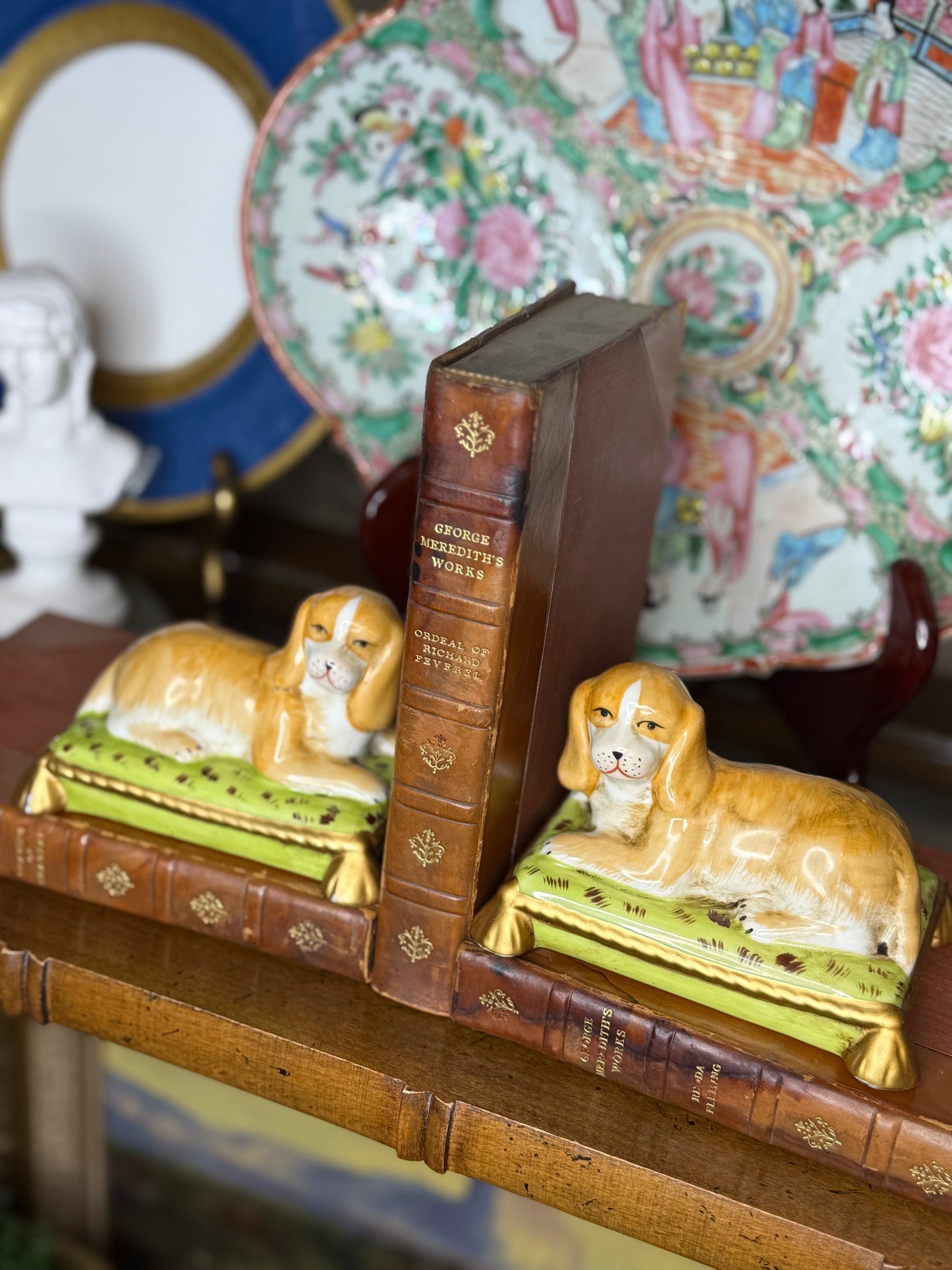 DANNY'S FINE PORCELAIN: 5x4x4 Ceramic Spaniel/Dog Bookends, Lime Gold Pillows