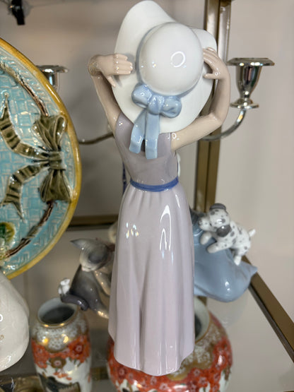Lladro girl with sun hat figurine!