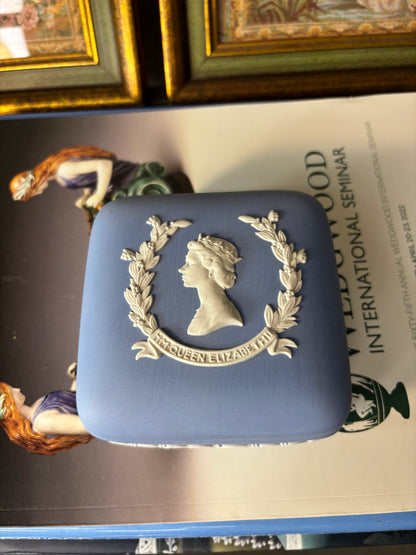 Wedgwood Jasperware Queen Elizabeth trinket box! As is!