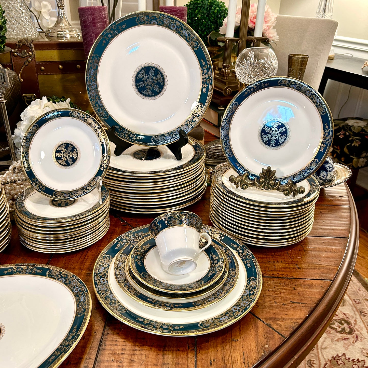 Absolutely stunning Set of 40 pieces bone china from designer ROYAL DOULTON England 8 five piece place settings