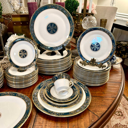 Absolutely stunning Set of 40 pieces bone china from designer ROYAL DOULTON England 8 five piece place settings