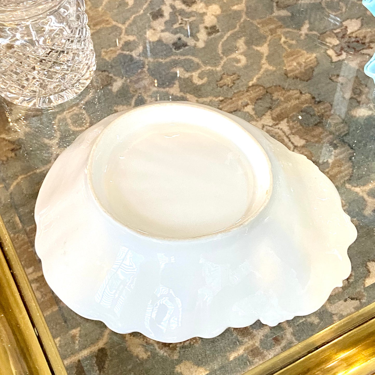 Chic vintage Hollywood regency clam shell porcelain bowl