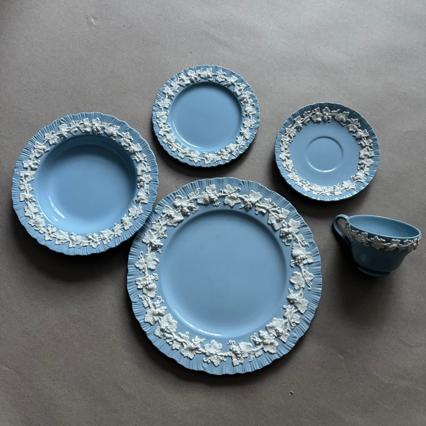 Set of 5 Queensware Wedgwood dining set plates and tea set