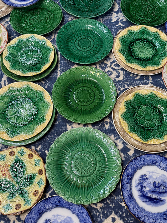 RESERVED - DA4316 - Wedgwood green sunflower majolica plate set (3)