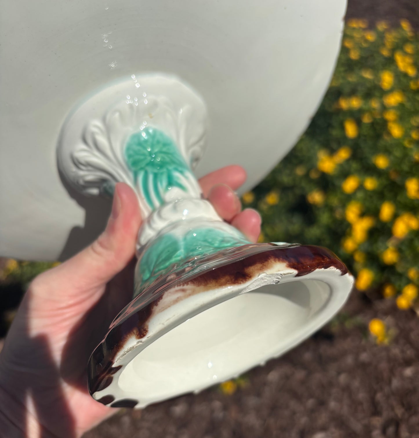 Stunning Majolica Begonia Leaf pedestal cake stand! As is! Measures 10 1/4” x 5.5”.