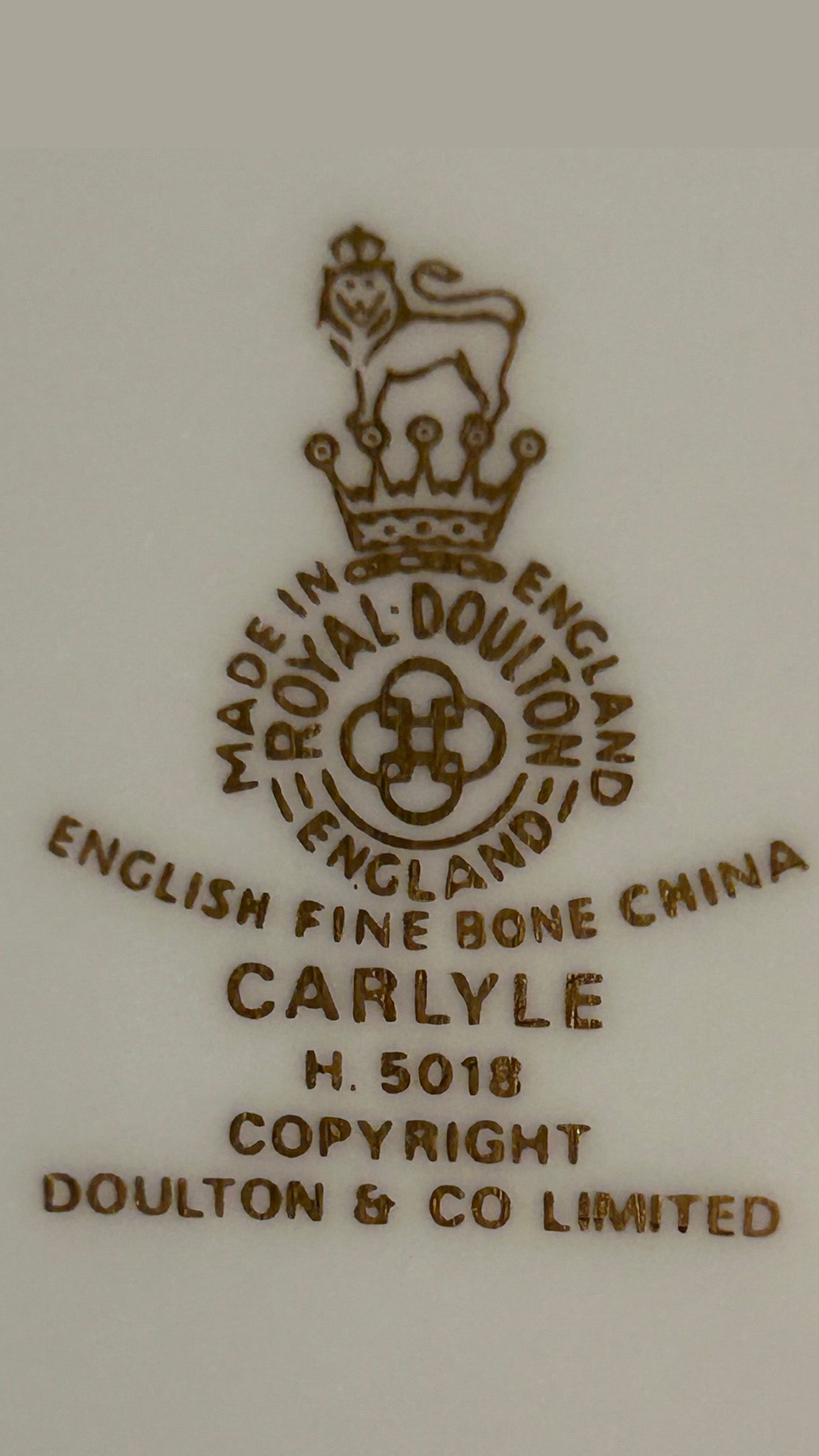 Absolutely stunning Set of 40 pieces bone china from designer ROYAL DOULTON England 8 five piece place settings