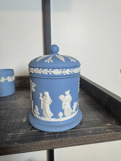 Light blue Wedgewood tobacco leaf lidded jar, 4 1/2 tall ￼