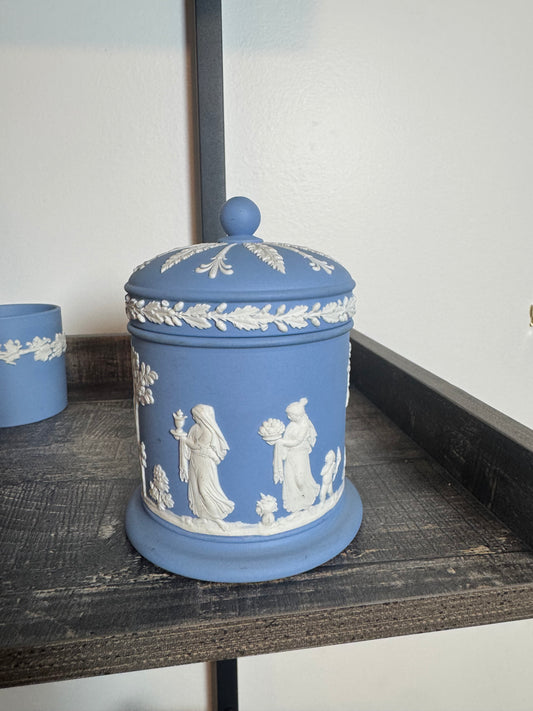 Light blue Wedgewood tobacco leaf lidded jar, 4 1/2 tall ￼