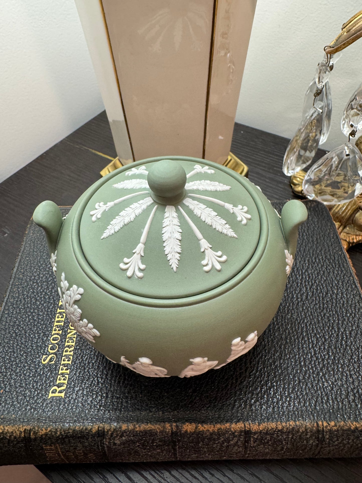 Wedgwood sage green sugar bowl lidded dish tobacco leaf design