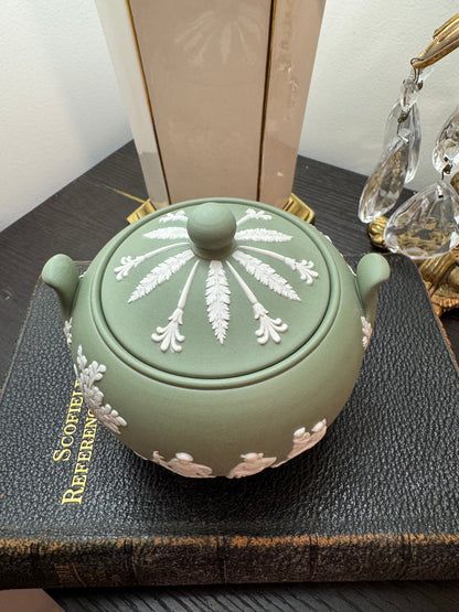 Wedgwood sage green sugar bowl lidded dish tobacco leaf design