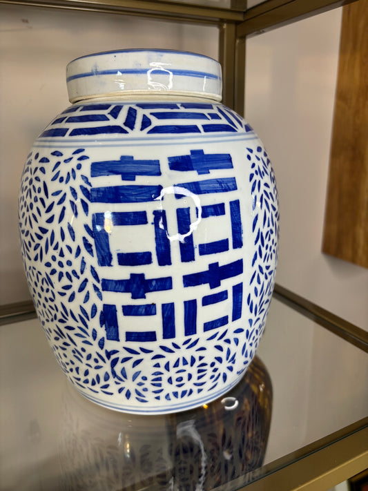 Beautiful Double Happiness lidded ginger jar!