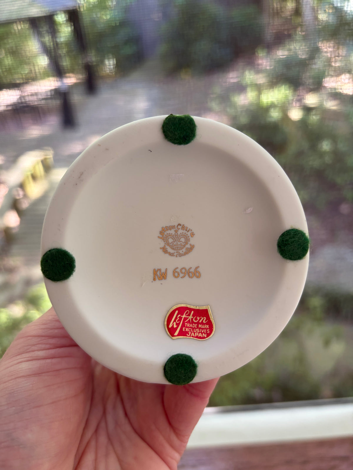 Lovely Lefton porcelain bird bath with flowers!
