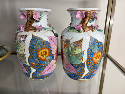Stunning Tobacco Leaf vases pair with raised flowers! As is!