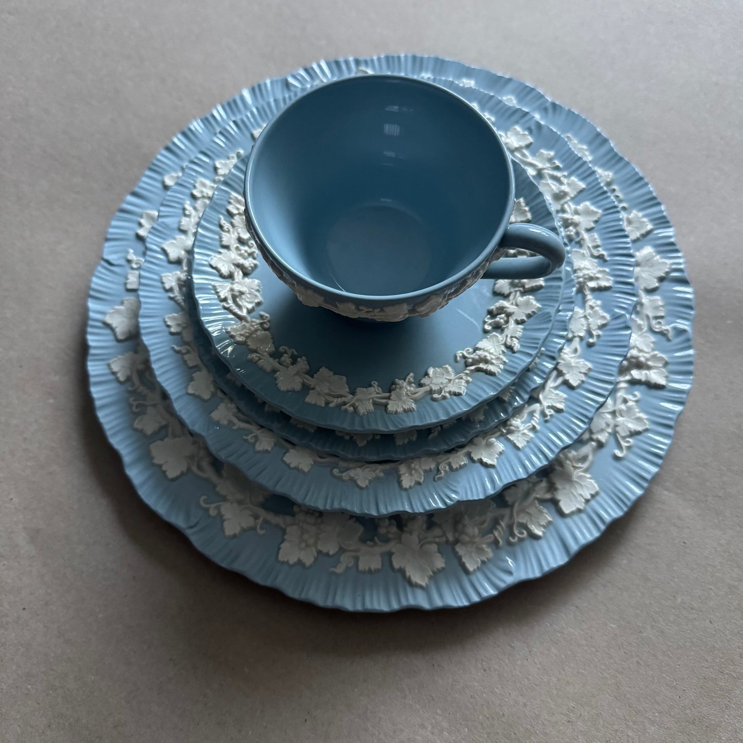 Set of 5 Queensware Wedgwood dining set plates and tea set
