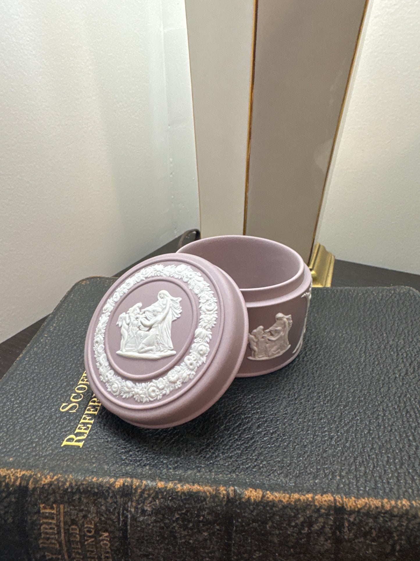 Wedgwood lilac round trinket box