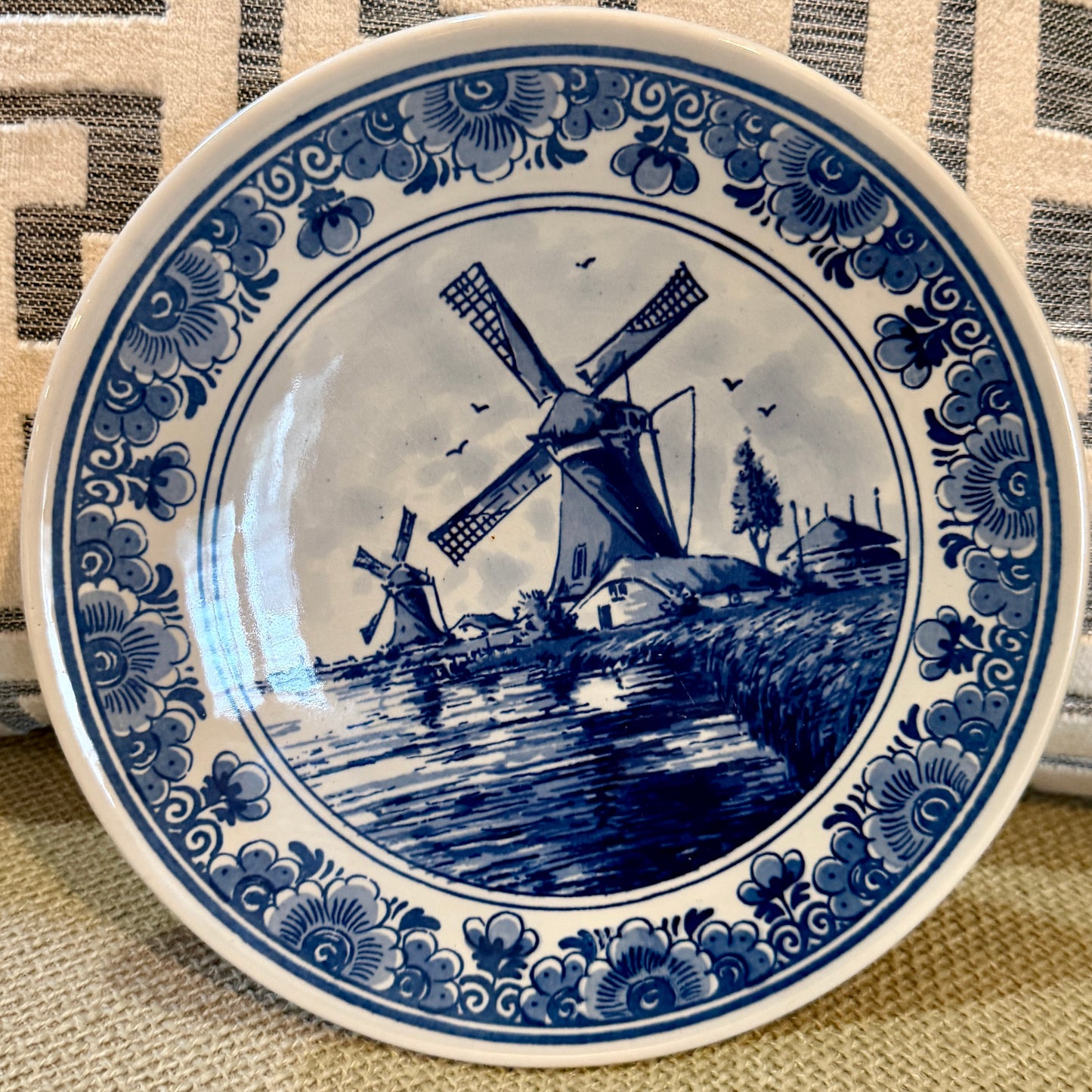 Delightful Delft windmill hand painted vintage blue and white plate 6 d