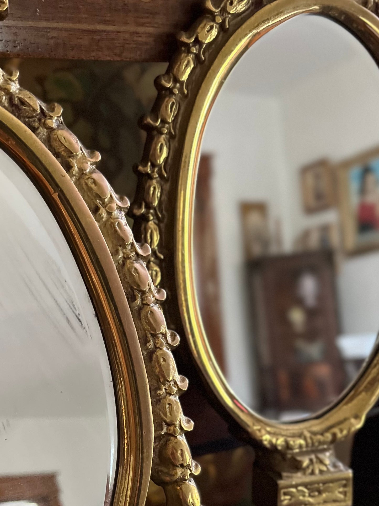 Live 08/11 Elegant Pair of Adam Style Neoclassical Gilt Brass Mirrored Wall Sconces Circa 1930s–1940s