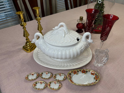 Beautiful swan tureen with under plate!