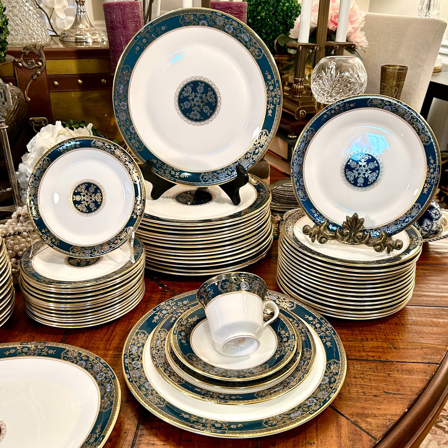 Absolutely stunning Set of 40 pieces bone china from designer ROYAL DOULTON England 8 five piece place settings