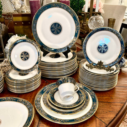Absolutely stunning Set of 40 pieces bone china from designer ROYAL DOULTON England 8 five piece place settings
