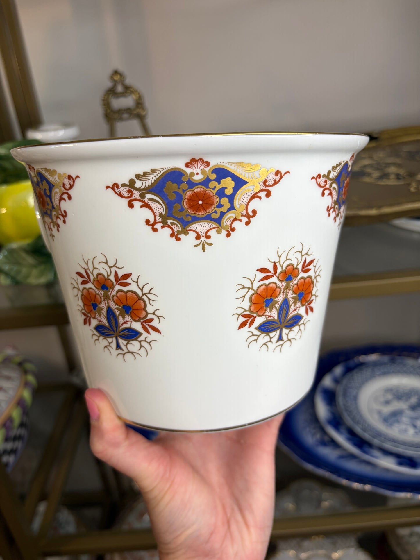 Beautiful English cachepot featuring Imari colors and gold!