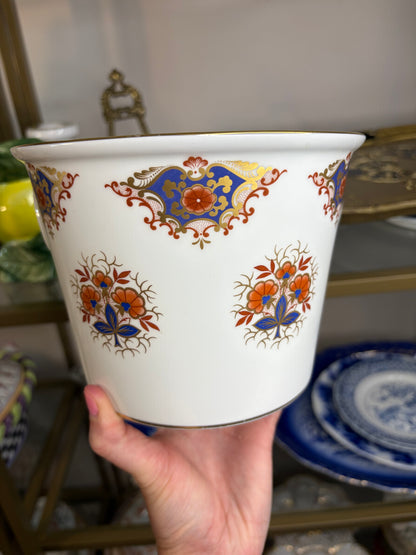 Beautiful English cachepot featuring Imari colors and gold!