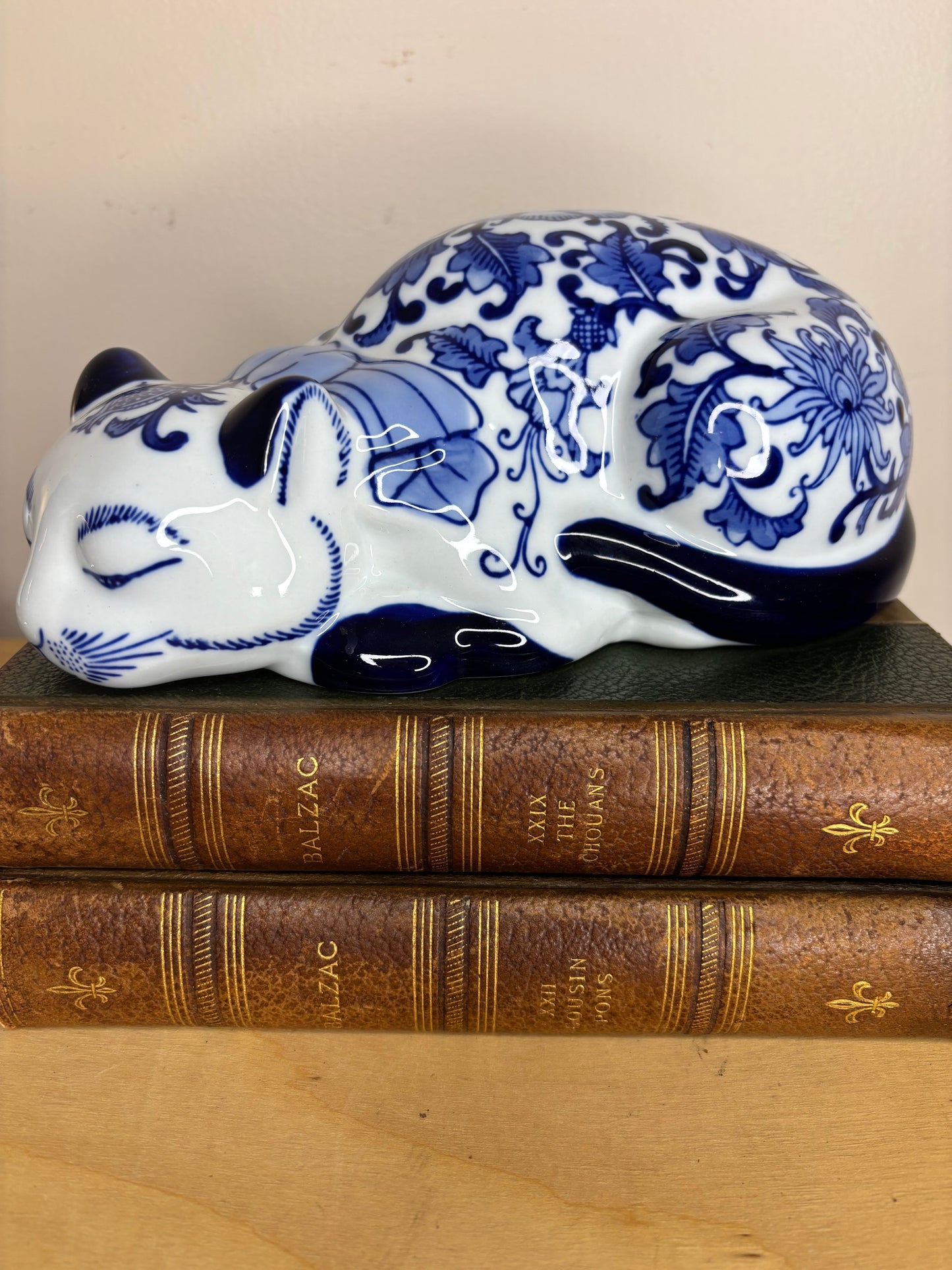 Chinoiserie blue and white resting cat with bow and floral designs!