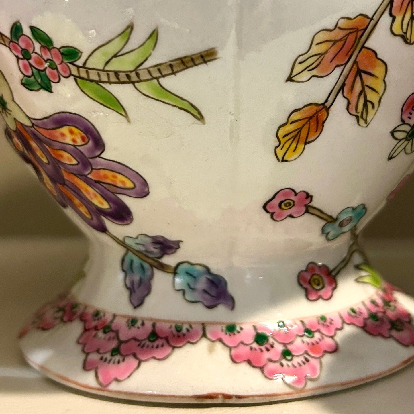 Stunning vintage chinoiserie floral tobacco leaf vase 7.5 h