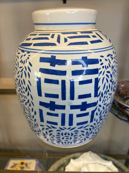 Beautiful vintage Double Happiness lidded ginger jar!