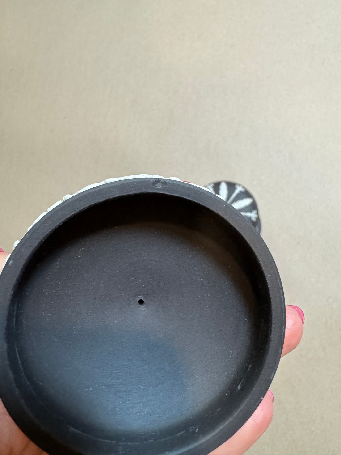 Black bassault Wedgewood tobacco leaf, tall trinket box