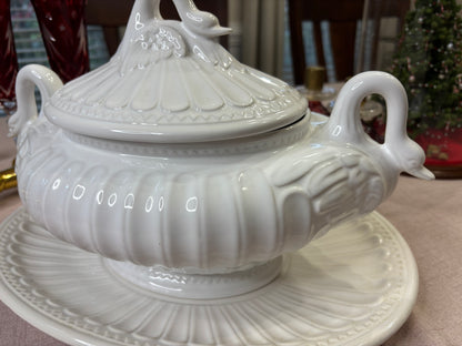 Beautiful swan tureen with under plate!