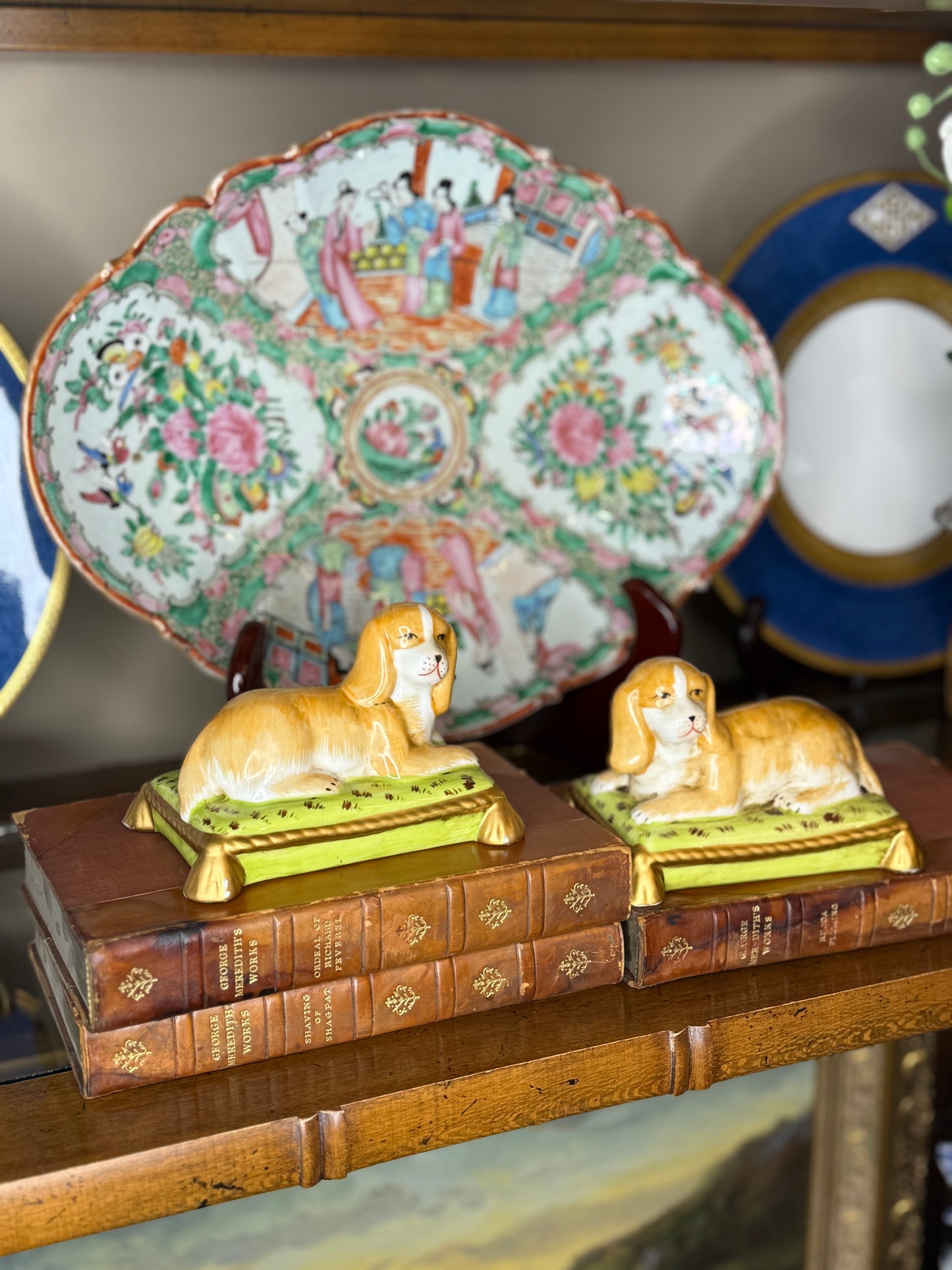 DANNY'S FINE PORCELAIN: 5x4x4 Ceramic Spaniel/Dog Bookends, Lime Gold Pillows