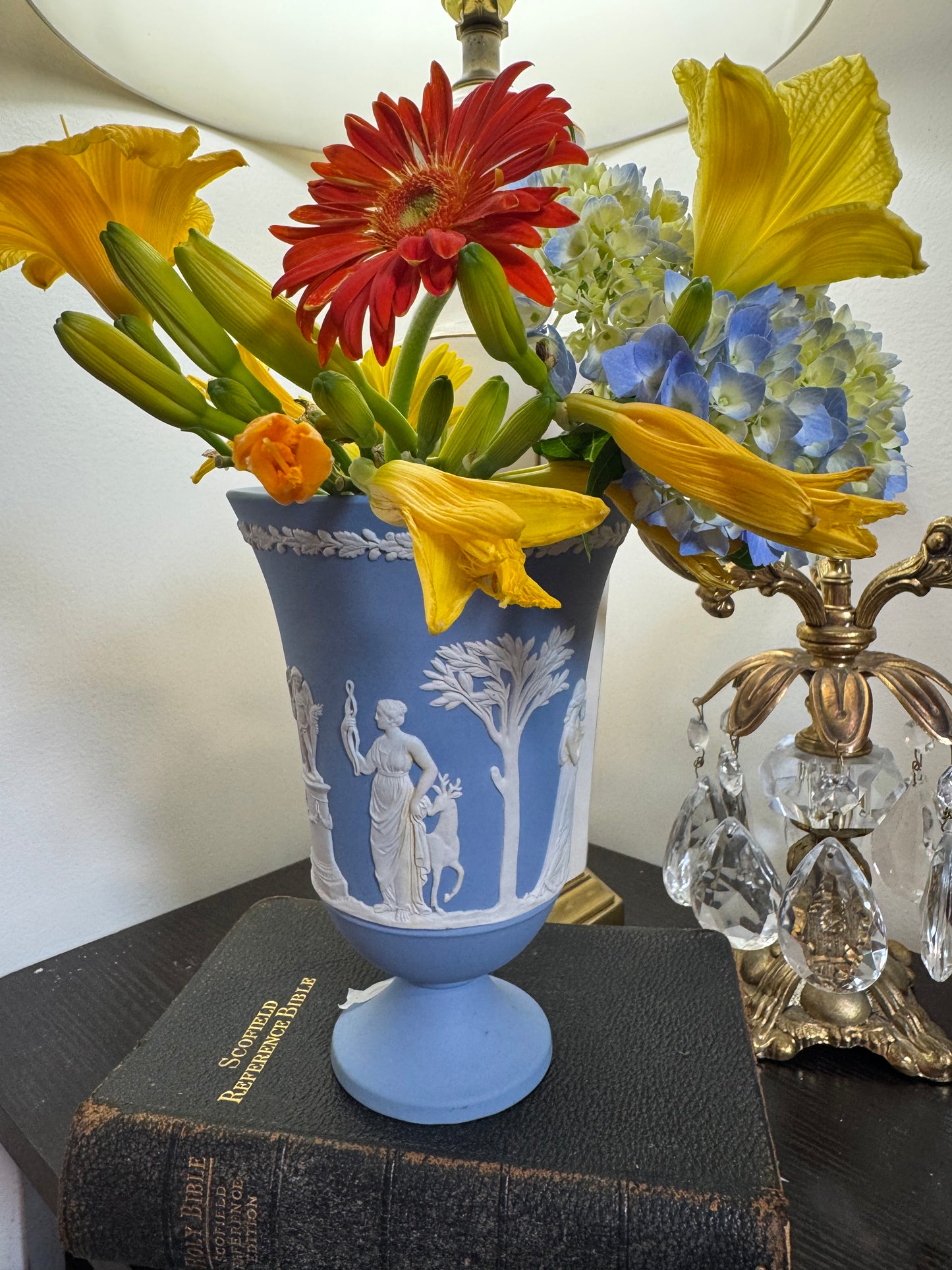 Wedgwood lavender and white beautiful vase urn 7.5”