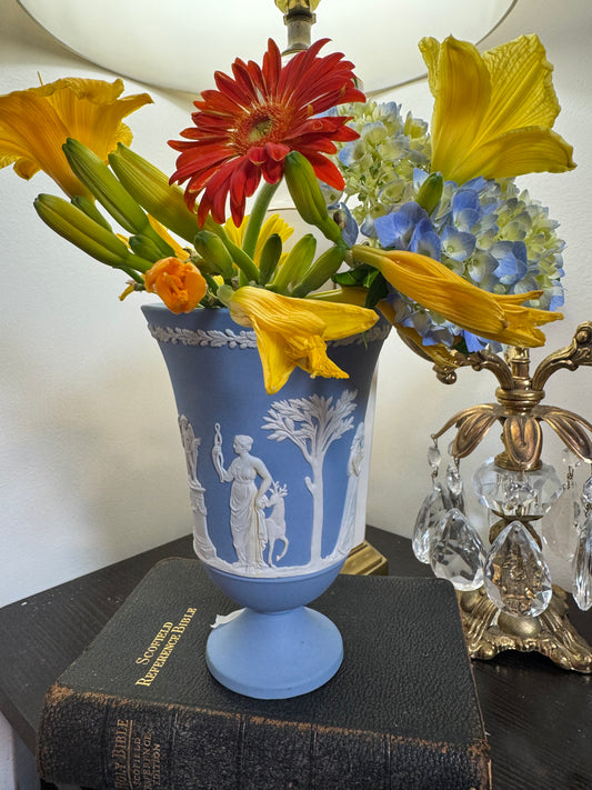 Wedgwood lavender and white beautiful vase urn 7.5”