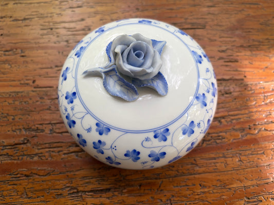 Stunning Herend Rachael floral trinket box!