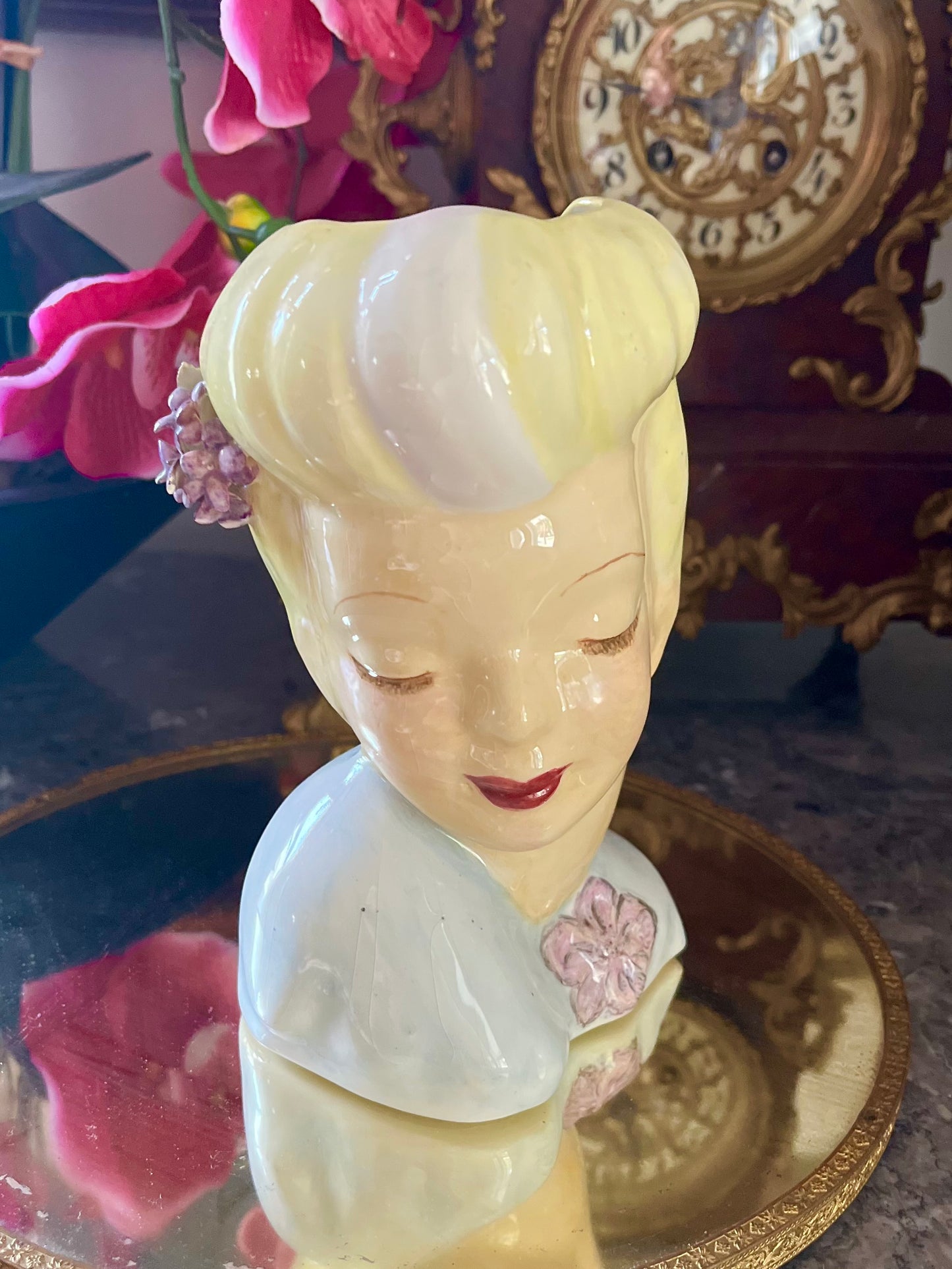 Live 06/05 Mid Century Head Vase