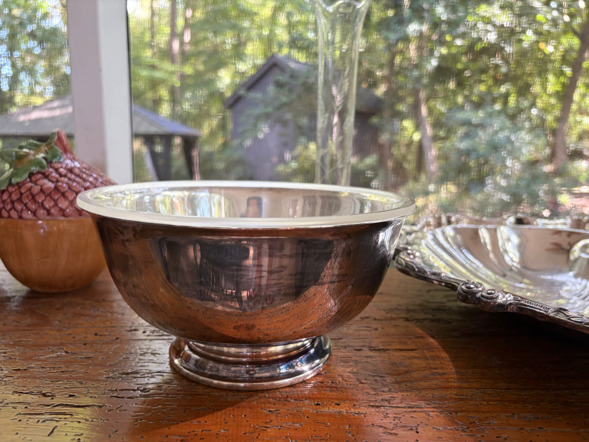 Lovely silverplated bowl with plastic removable liner!