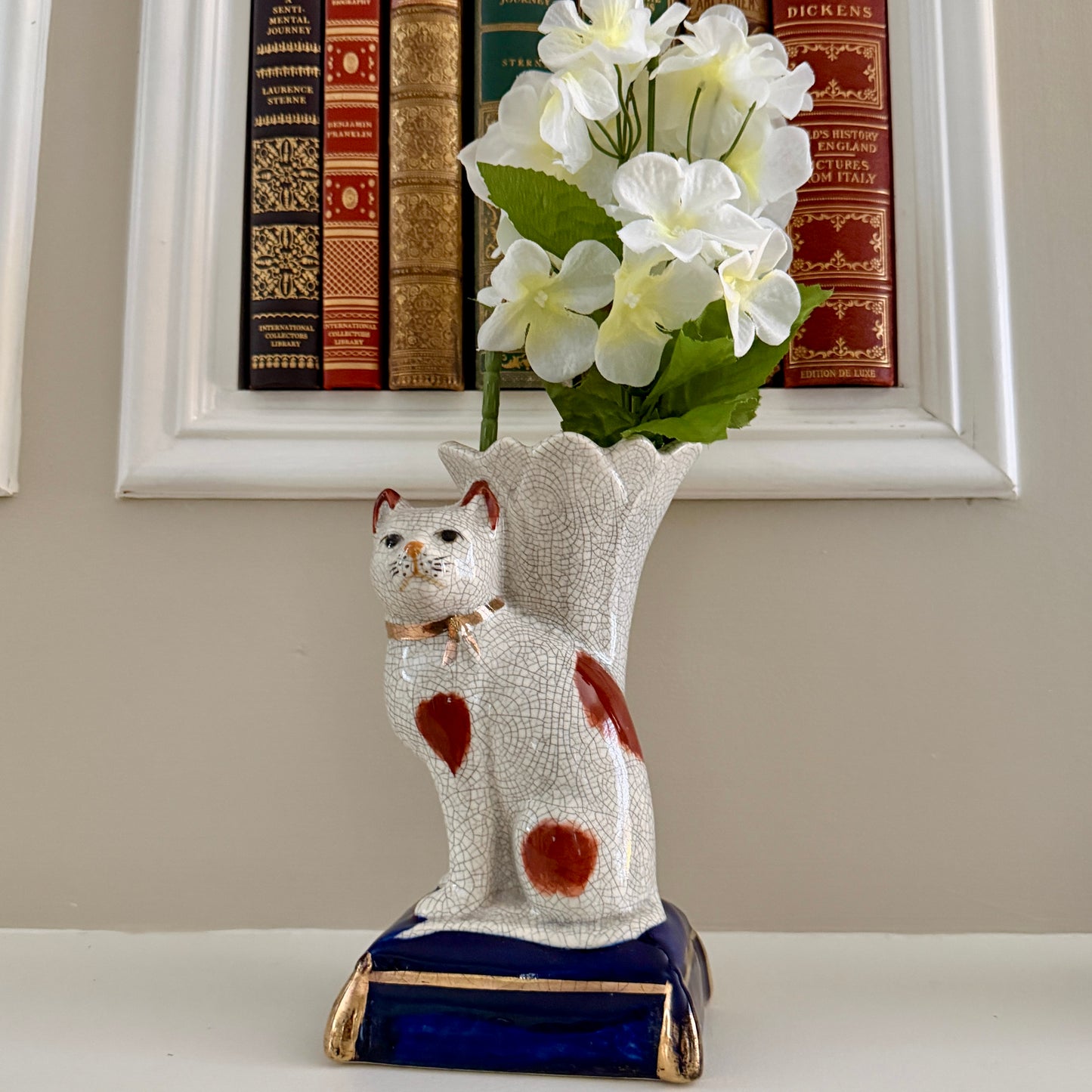 VIntage Fitz & Floyd Staffordshire style kitty cat figure on colbalt pillow still vase