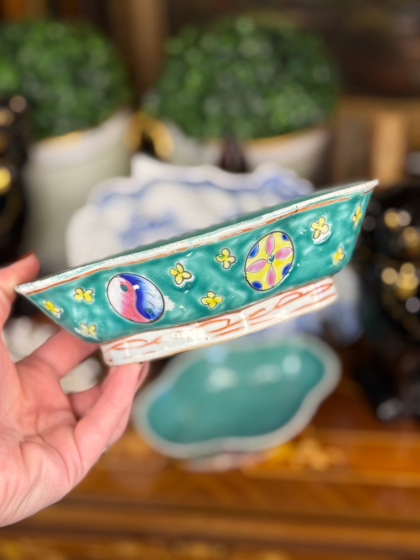 Pair of Republic-Era Turquoise Famille-Verte Dishes – Hand-Painted Medallions (c. 1920–40)