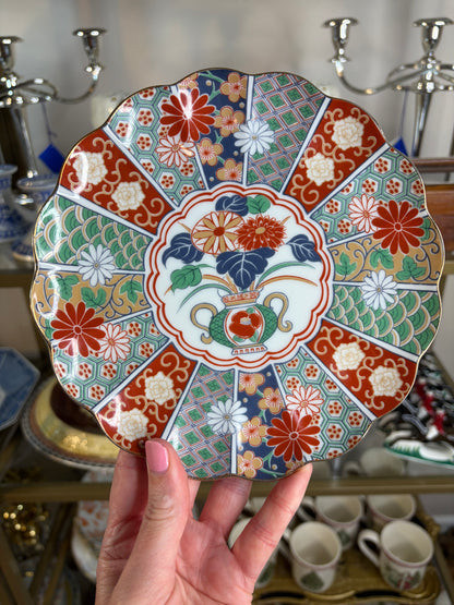 Beautiful Imari scalloped plate!
