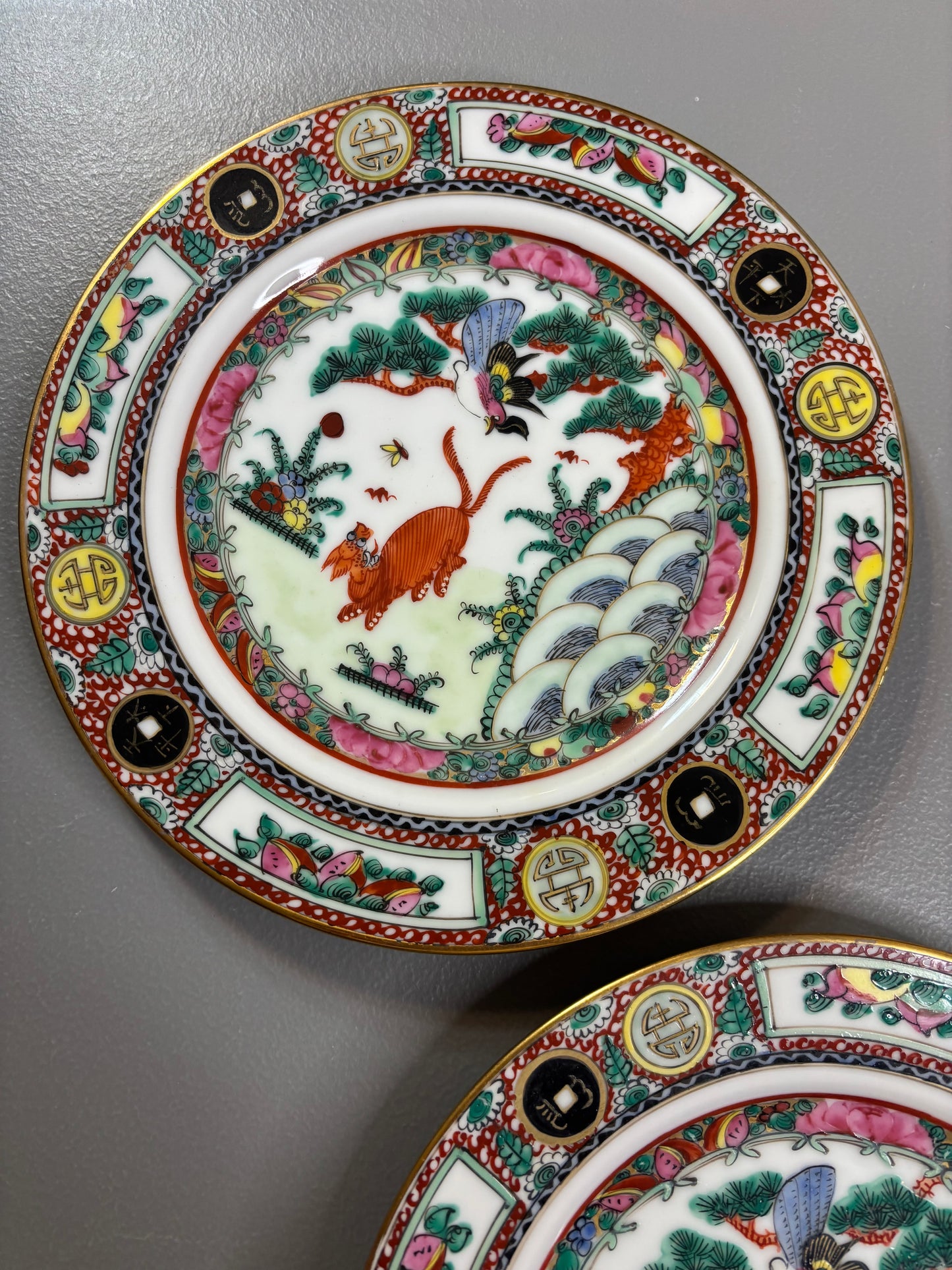 Gorgeous Famille Rose plates pair!