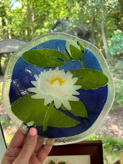 Gorgeous Peggy Karr fused art glass scalloped bowl with water lily!