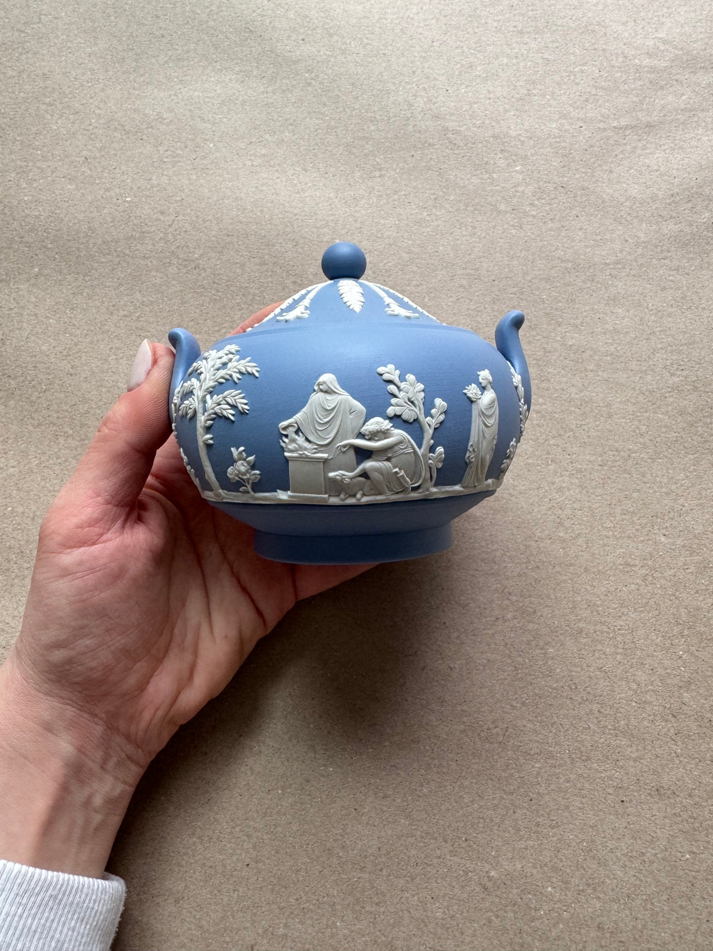 Light blue Wedgewood sugar bowl 4 1/2 x 4 tall￼