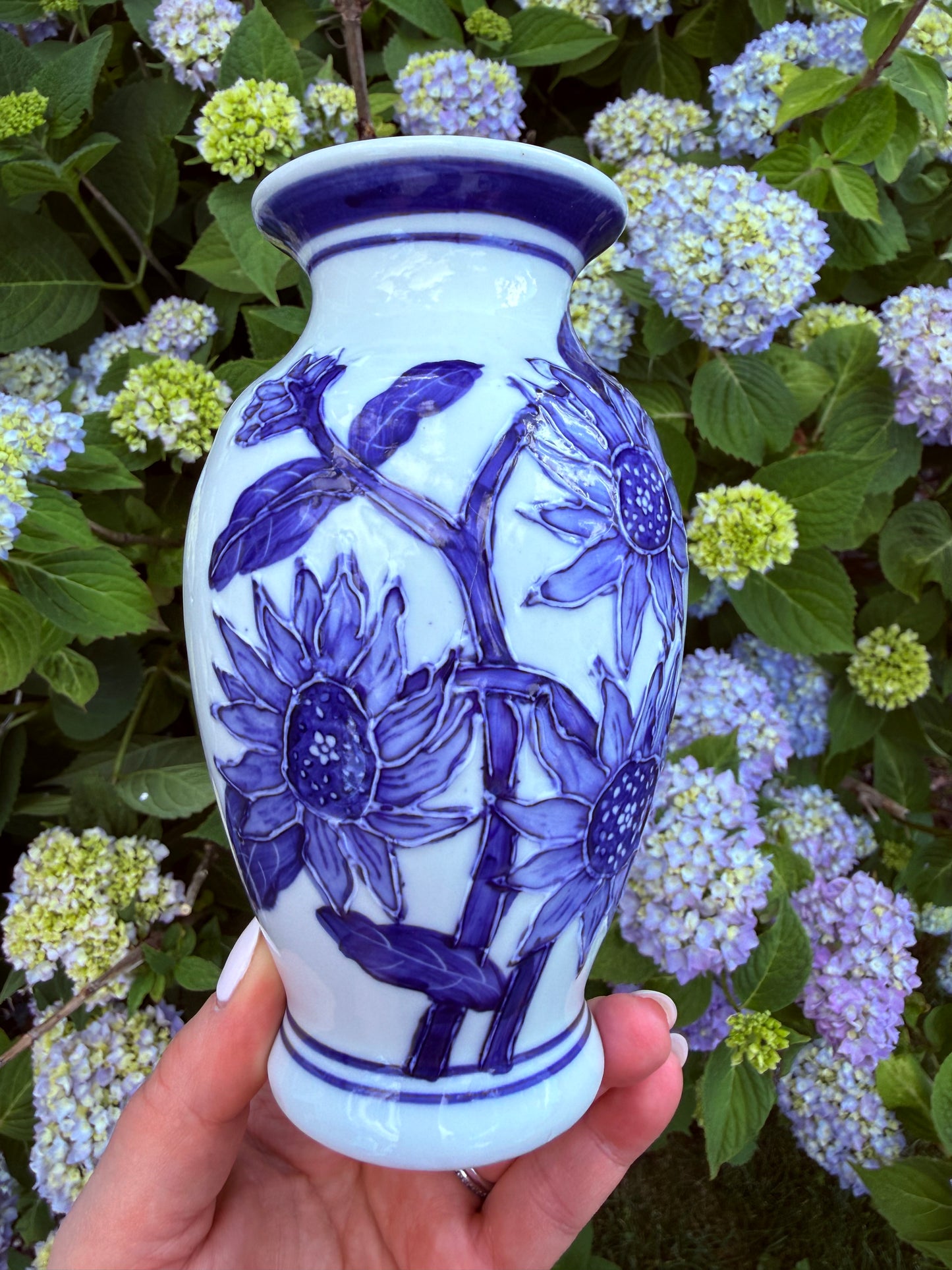Vintage hand painted blue & white chinoiserie 6.5” vase - pristine!